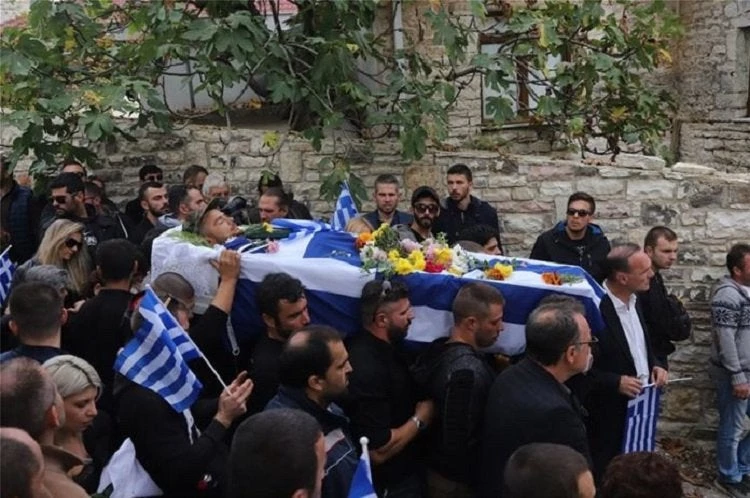 Τα Τίρανα τρομοκρατούν τους Βορειοηπειρώτες: Στοχοποιούν το δήμο που πλήρωσε την κηδεία του ήρωα Κατσίφα – Αφωνία από το Μαξίμου